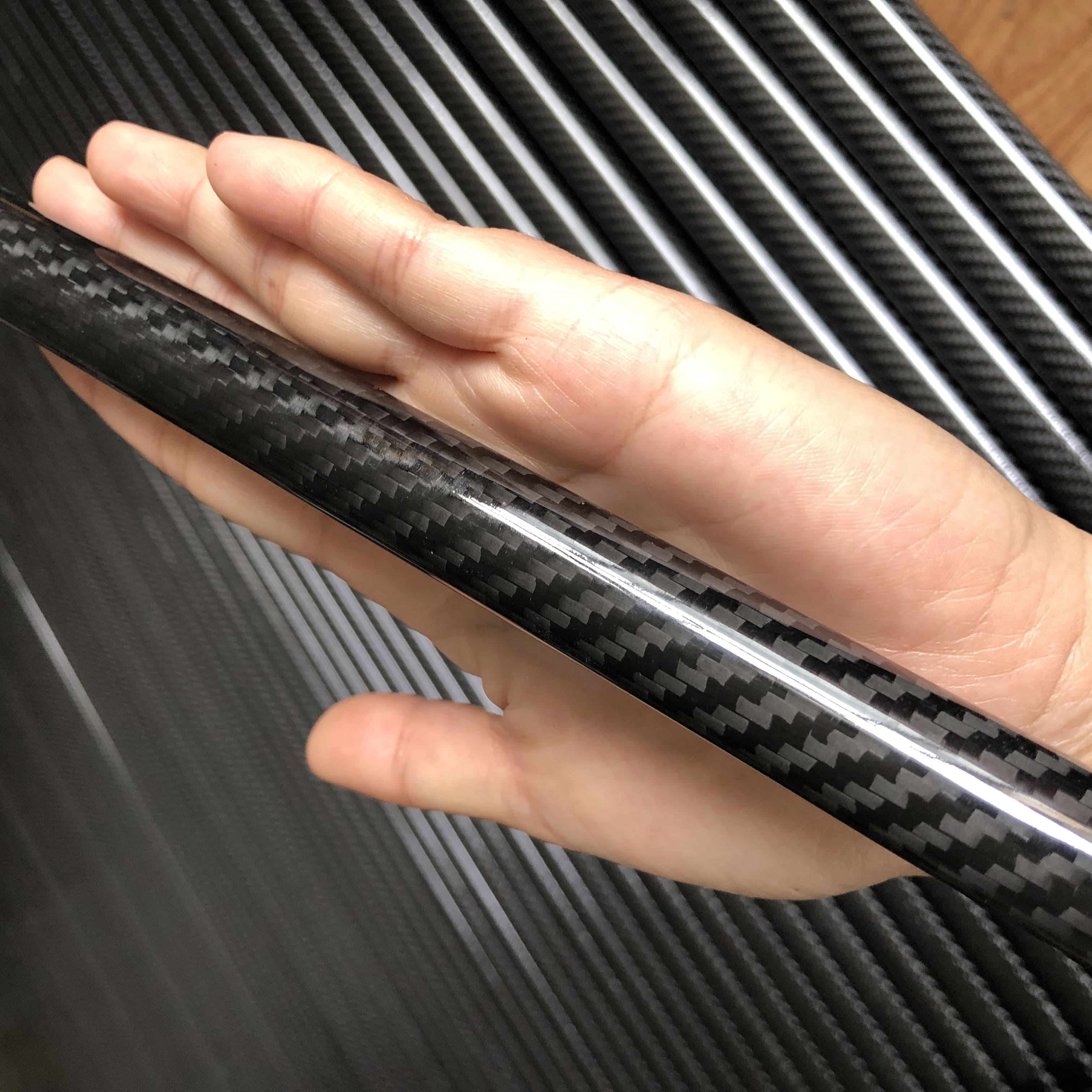 Comparison between twill and plain carbon fiber weaves